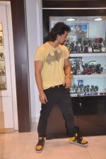 Ranvijay Singh promoted Casio watches in Oberoi Mall, Mumbai on 3rd June 2012 (4).JPG